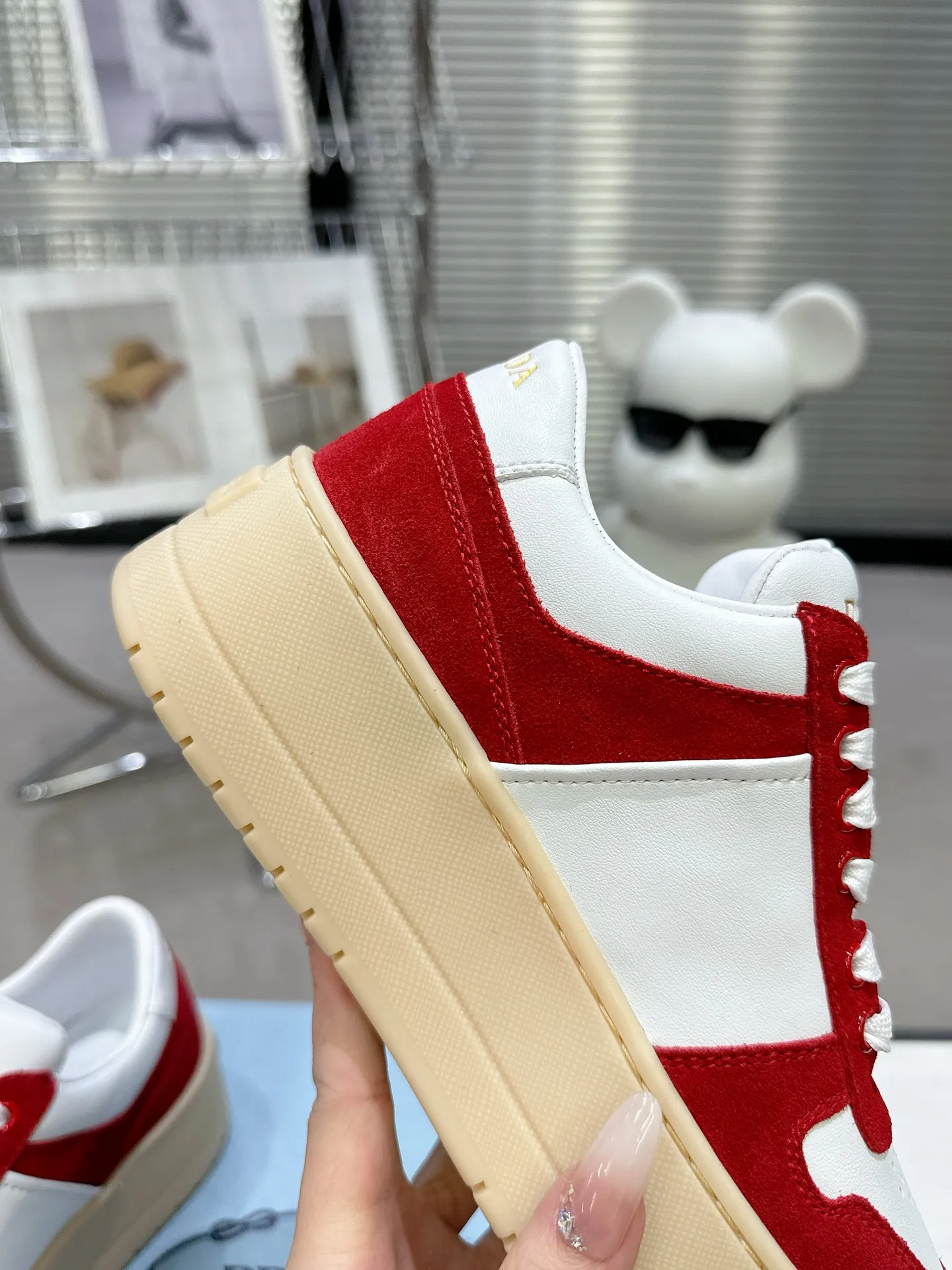 👟👟Ex-factory price 600👟👟 Prada Latest Downtown Bold series Thick-soled Platform Shoes Triangle Logo Casual Sports Shoes White Shoes Original purchase, development and production Downtown Bold sneakers are inspired by the basketball shoes of the 1980s, with sporty design and exquisite details. Crafted from perforated leather, the statement platform sole provides a unique, modern style. The Prada logo is interpreted from different angles, decorated with the iconic enameled triangular metal logo, highlighting the unique classic style. Exquisite packaging at the delivery counter🛍📦 ▪️Fabric: Original custom imported first-layer cowhide ▪️Inner lining: Original imported sheepskin ▪️Outsole: Original open-molded ultra-light foam material ▪️Sole thickness: 4.5CM ▪️Size: Women's 35-40